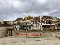 【松賛林寺｜Songzanlin Monastery】 “ミニポタラ宮”とも呼ばれる、チベット文化が息づく壮麗な寺院