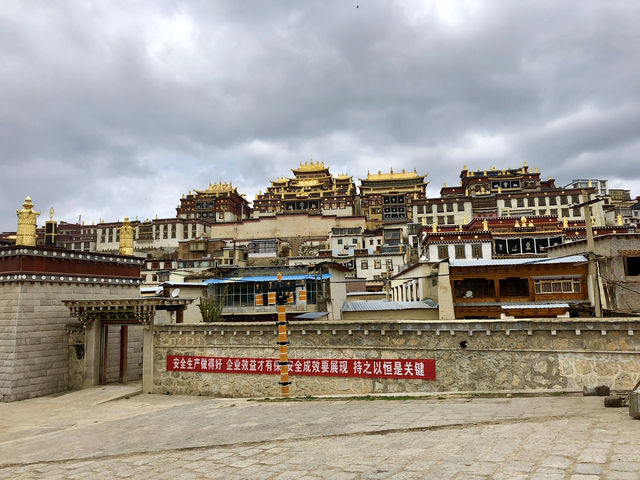 【松賛林寺｜Songzanlin Monastery】 “ミニポタラ宮”とも呼ばれる、チベット文化が息づく壮麗な寺院