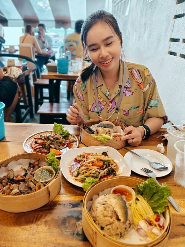 ข้าวลงเข่ง 🍽 ริมหาดวอนนภา🏖
