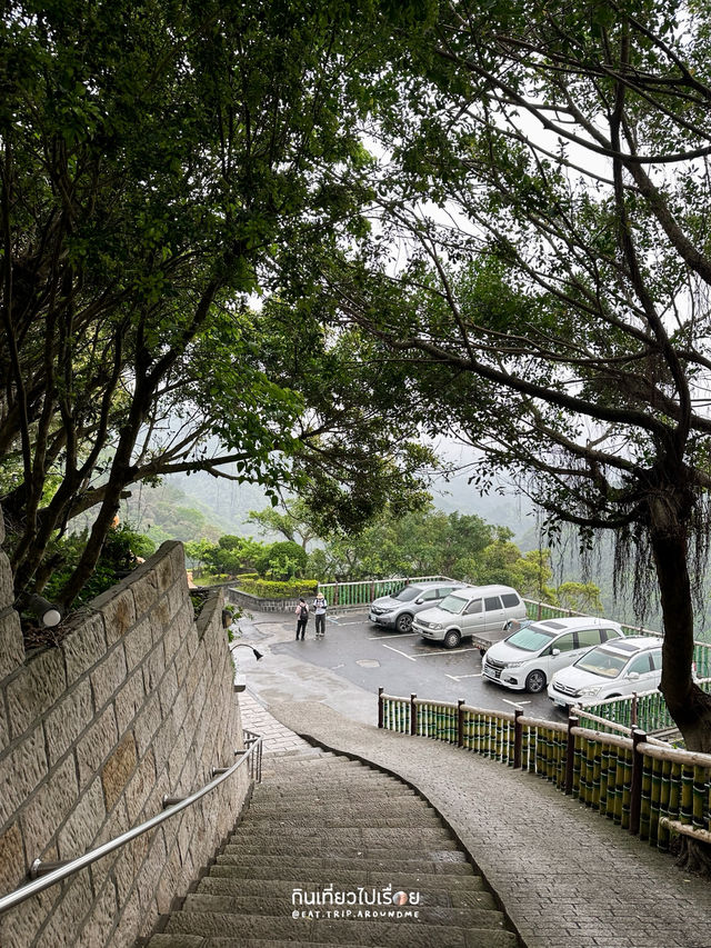ไหว้พระในวันที่ฝนพรำ บรรยากาศสงบอย่างบอกไม่ถูก