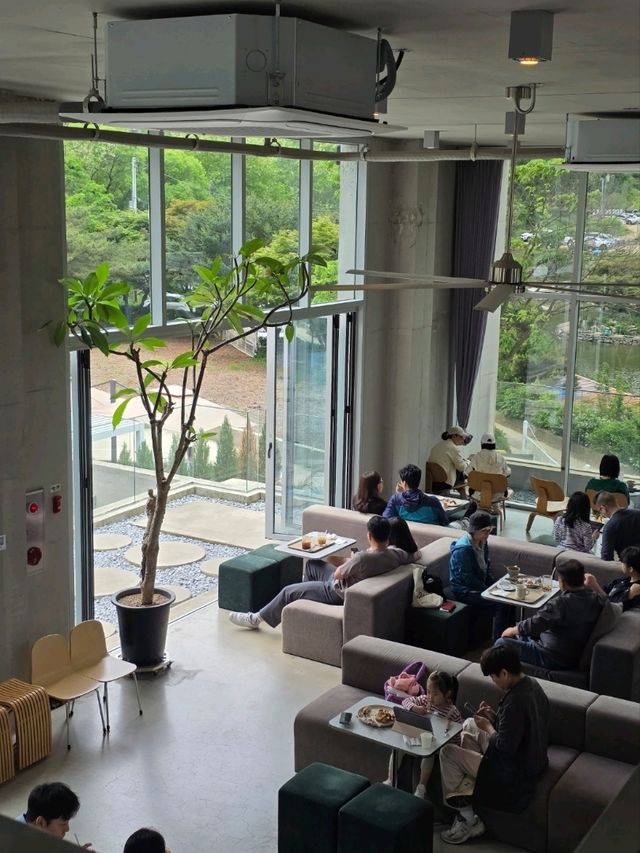 노출 콘크리트 감성 가득한 김포 카페