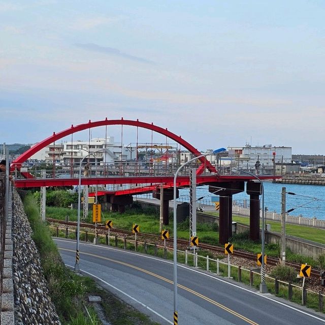 端午散步提案，花蓮港景觀橋，海與鐵道的交匯視角🚶‍♀️🚂🌊