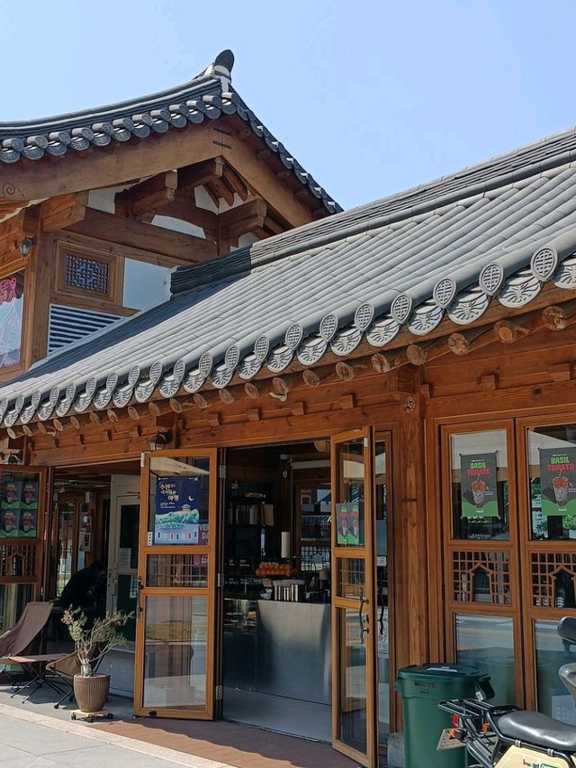在韓屋內喝咖啡Dohwa Coffee