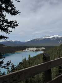 沿Lake Louis旁的700m短登山徑，到達飽覽整個Lake Louis的Fairview Lookout