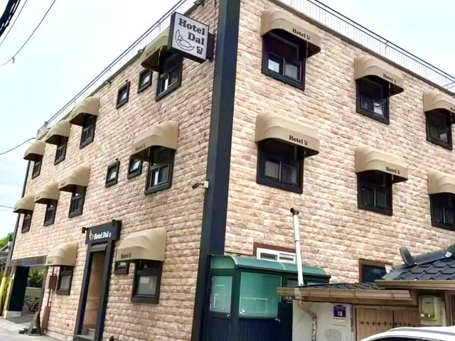 静かな時間と清潔な空間。華城のそばで、心も体もリラックス。」 🏡✨