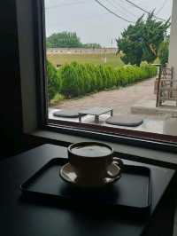 黑白工業風的With Us Coffee