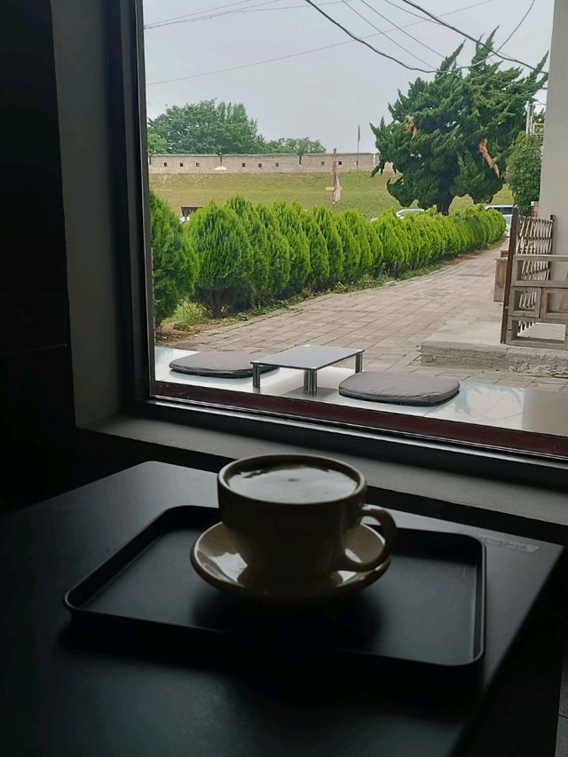 黑白工業風的With Us Coffee