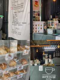 ร้านขายกาแฟเดอตี้ไข่ หน้าแผงขายไข่ไก่สด