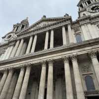St. Paul's Cathedral, London: An Icon of Resilience and Grandeur! 🇬🇧✨