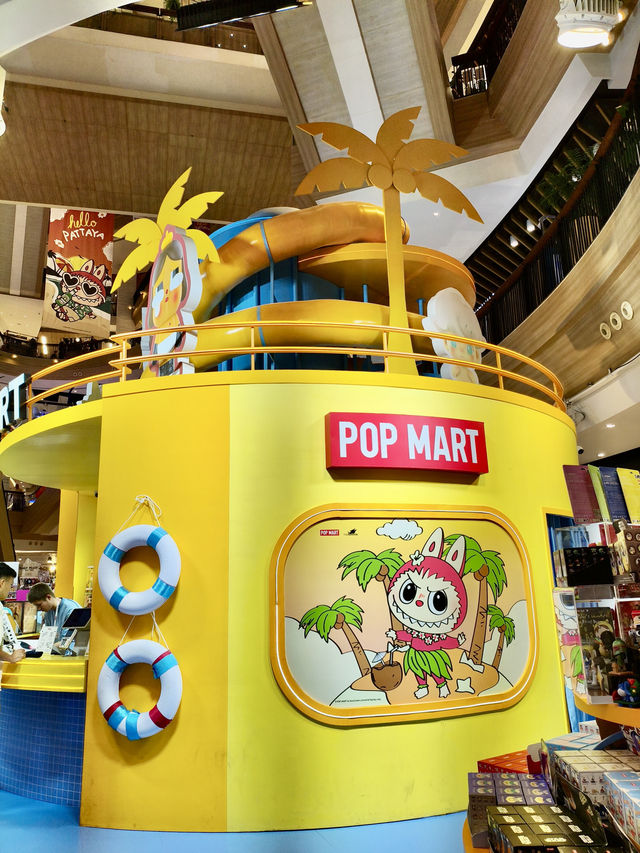 芭達雅｜Central Pattaya POP Mart 泡泡瑪特快閃店一走進就想全包！POP MART Central Pattaya成為收藏控的朝聖地，人手一袋