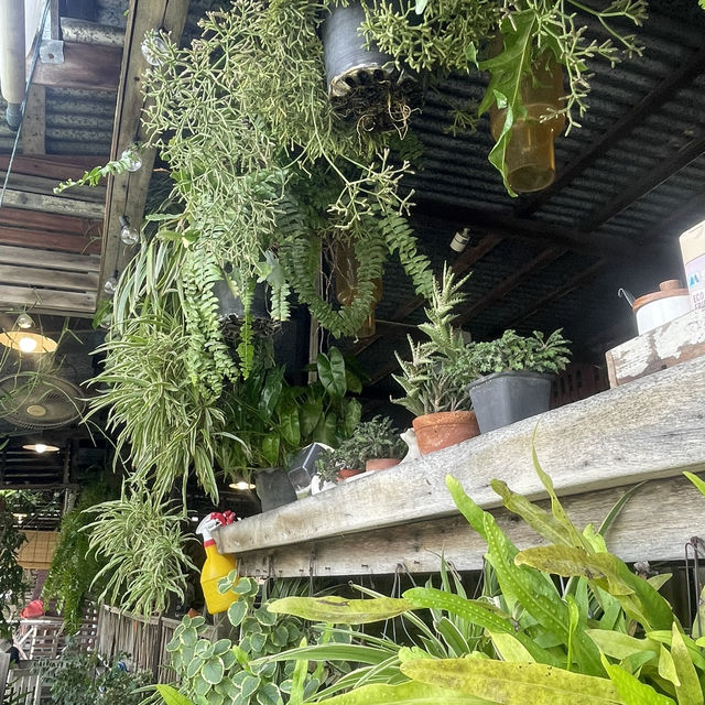 ร้านสี่แยกหัวตะเข้คาเฟ่แอนด์เกสต์เฮ้าส์ 
