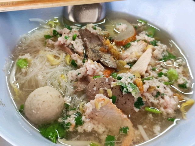 ร้านก๋วยเตี๋ยวเก่าแก่แปดริ้ว เปิดมาแล้วกว่า 60 ปี