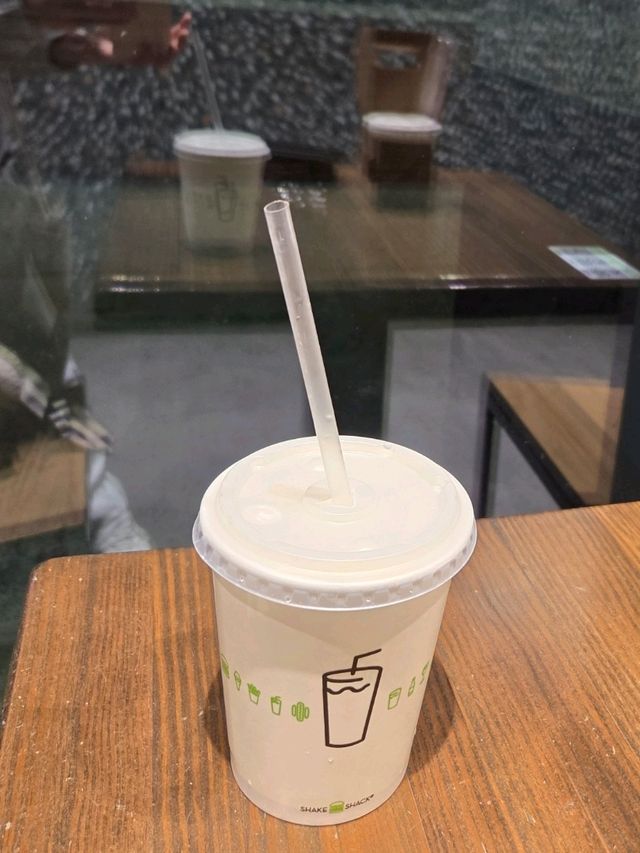 자연으로 인테리어 된 카페