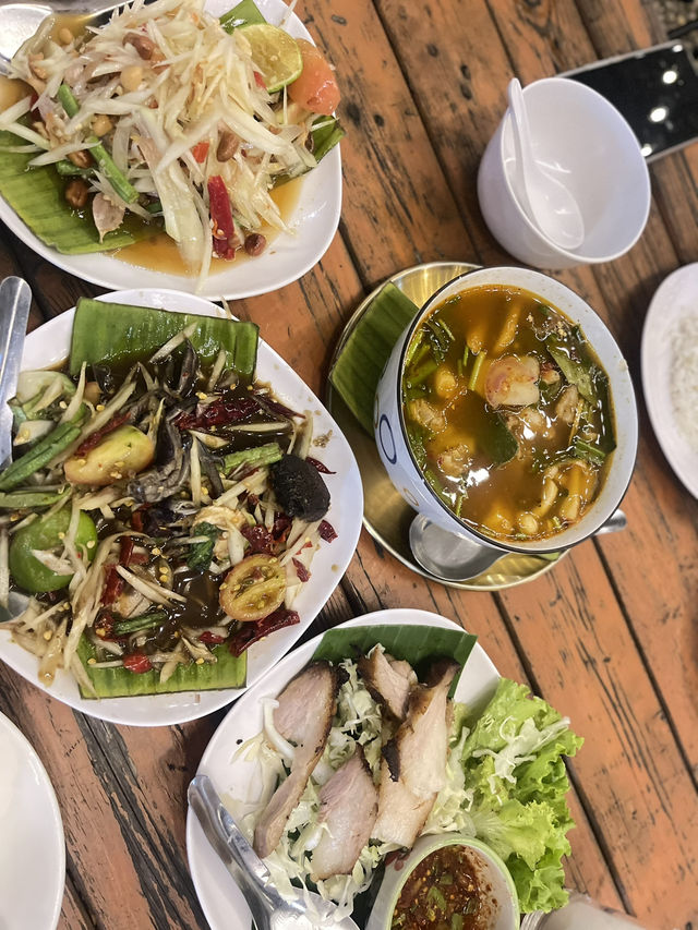 La Lan Lom By ขยี้สาก ร้านชิคๆ กลางเมืองกาญจน์
