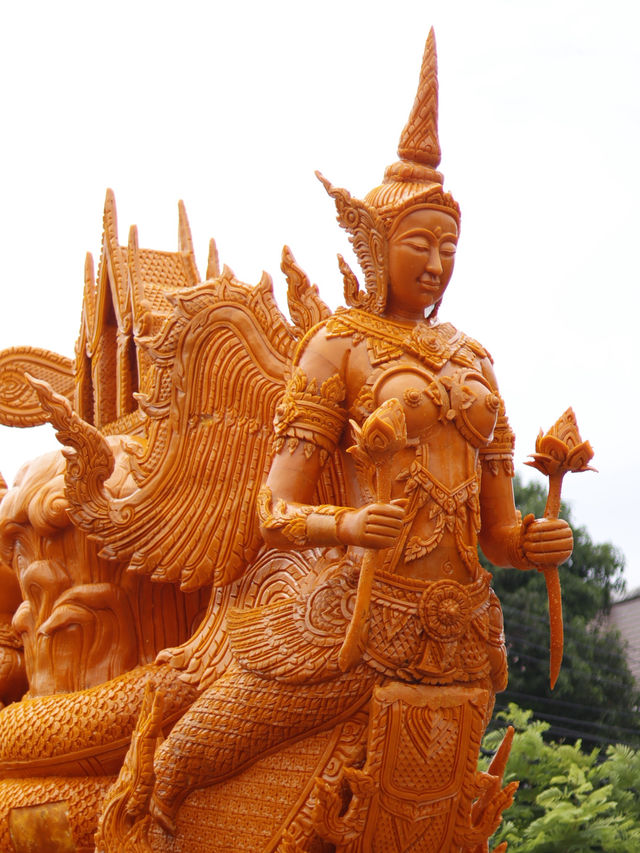 แห่เทียนเข้าพรรษา | อุบลราชธานี