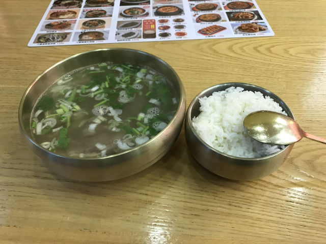 202507丹東： 安東老街夜散步：在歷史與燈火之間，尋一碗牛肉湯飯的安慰