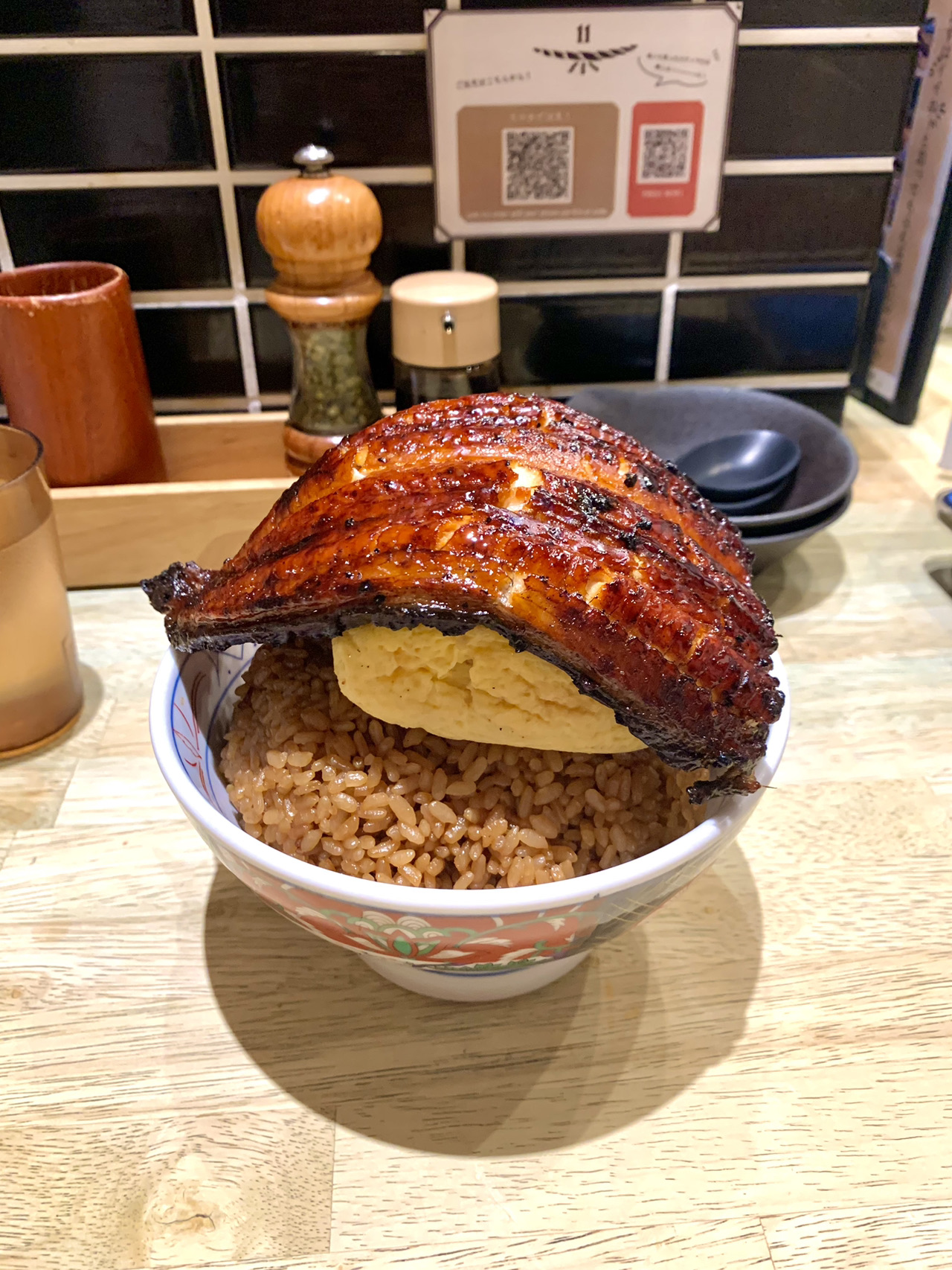 💗Unagi Kushiyaki Idumo 是大阪知名的鰻魚飯餐廳，鰻魚超大塊，肉質頂級多汁又美味。

💗餐廳位於 LUCUA Osaka 購物中心 B2F 的美食區，店門口總是大排長龍。

💗這家店的招牌必點菜色就是大塊鰻魚飯搭配大塊鬆軟的玉子燒，這道菜絕對是必點！

💗我非常喜歡，鰻魚大塊又好吃，烤得恰到好處，香氣十足。塗在鰻魚上的醬汁讓鰻魚味道更圓潤。米飯粒粒分明，帶有甜鹹的味道，搭配玉子燒一起吃更是滿足。份量是個相當大的碗，我一個人吃不完，但可以點少飯（價格不變）。

💗此外，他們還有其他菜單，我們點了帶有酸味的鮭魚沙拉來解膩。

💰價格：對我們來說，整體價格偏高，但以品質和份量來說，算是物有所值。

📍營業時間：11:00 – 23:00

📍交通方式：在梅田站（御堂筋線或谷町線）下車，然後步行連接至 LUCUA Osaka 購物中心。