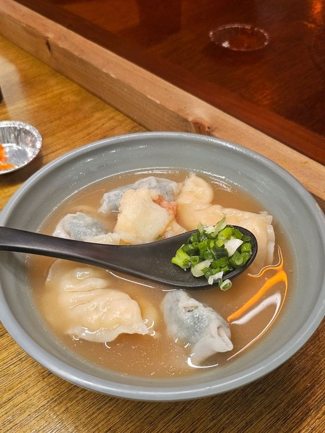 多款不同口味的大大隻餃子加靈魂辣菜脯，食過返尋味