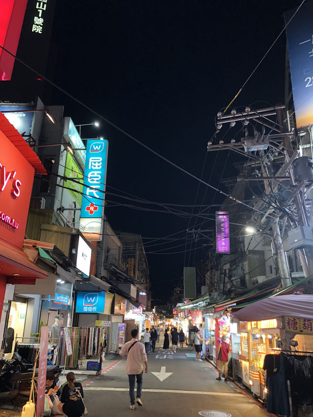燈光閃閃五花十色的夜市❤️❤️❤️