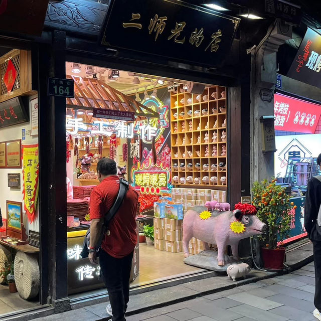 🏮 Wandering Through Hangzhou’s Time-Honored Streets: 河坊街 & 南宋御街