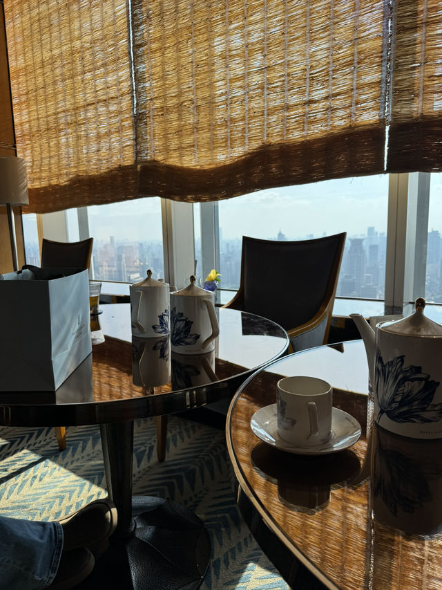 上海浦東麗思卡爾頓酒店 52 樓下午茶，高空之上的優雅食光