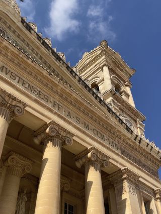 Храм Моста Ротонда, объятый небесами