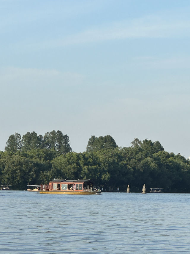 🇨🇳Fan in Hand, Breeze on My Face: West Lake Moments