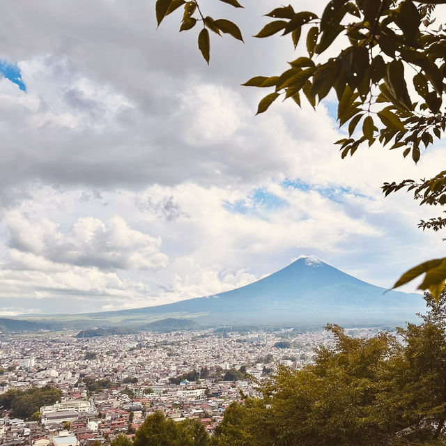 🏔「鳥居、五重塔與富士山同框，這就是日本最經典的風景。」