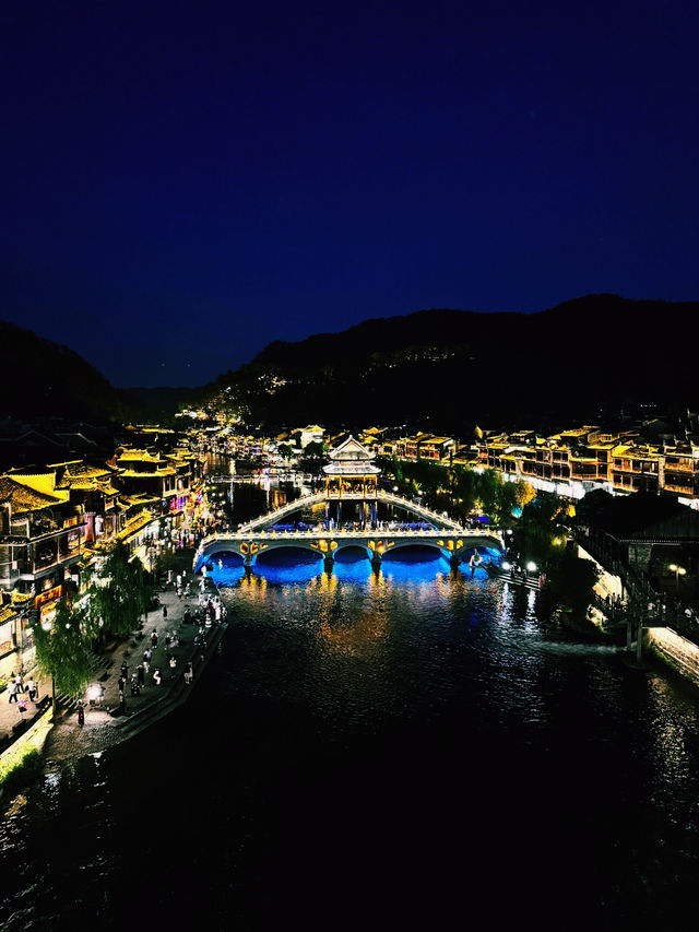 Chilling in Fenghuang Ancient Town🌸🌙