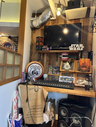 A hidden spot in Toyocho where you can relax at the cafe during the day and the bar at night.