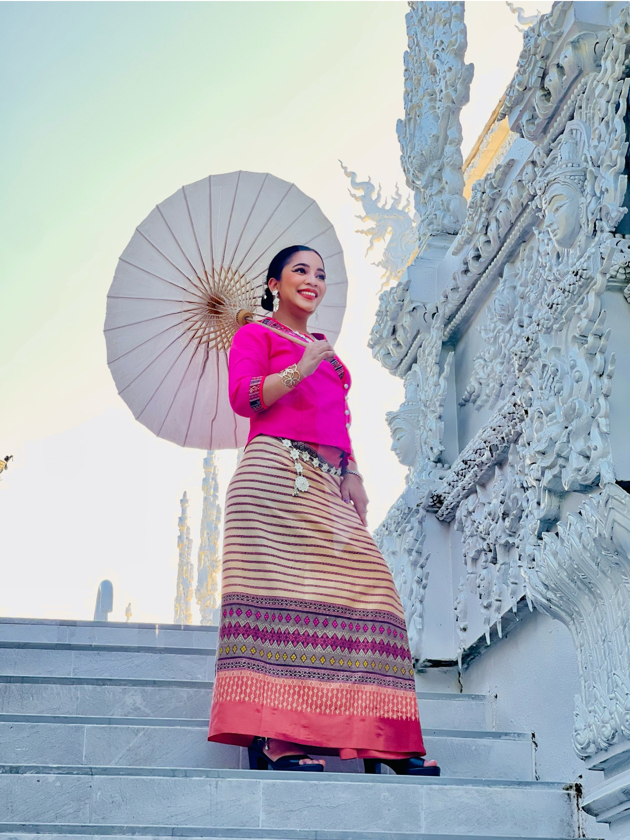 Introducing a new destination for your Phuket visit: Wat Khaen, a white temple nestled atop a waterfront. It resembles Wat Rong Khun, a beautiful sculpture nestled in the waterways of Thalang District. Inside, you can pay respects to the Nine Grandfathers, a monk in the chapel, and make merit. Thai traditional costumes are also available for rent. The prices are reasonable. Highly recommended for anyone visiting Phuket. #PhuketTravel #TravelPlan #Phuket #PhuketIsland #WatKhanPhuket
How to get there: 15-minute drive from the airport, 20-minute drive from the city center.
Attractions: Wat Khaen, Ton Sai Waterfall
Hotels: Laguna area
Restaurant & Food: Halal Salad
Shopping: Near Lotus and Makro