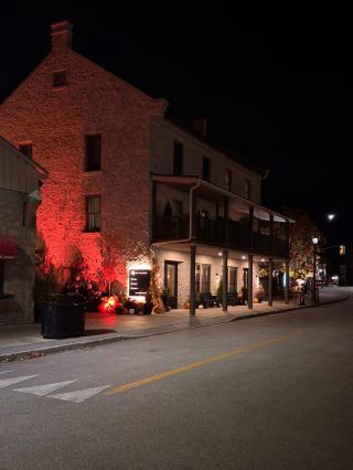 เอลอราในฤดูใบไม้ร่วงเป็นสถานที่ที่มีเสน่ห์อย่างแท้จริง และการได้เดินเข้าไปในเมืองทั้งเมืองก็เปรียบเสมือนได้เดินเข้าไปในโลกแห่งเทพนิยาย เมื่อเทียบกับกิจกรรมฮาโลวีนยอดนิยมของเมืองอื่นๆ แล้ว เอลอรามีความงามที่เป็นเอกลักษณ์เฉพาะตัว หมู่บ้านทั้งหมู่บ้านเต็มไปด้วยบรรยากาศที่เงียบสงบและลึกลับ สวนสาธารณะของเมืองในยามค่ำคืนทำให้ผู้คนรู้สึกเงียบสงบยิ่งขึ้น ม้านั่งสีแดง ไฟถนนรูปเห็ด รวมถึงต้นไม้และอาคารที่อยู่ด้านหลัง เป็นสิ่งที่ไม่ควรพลาด #ระบบบำบัดฤดูใบไม้ร่วง!

🌙 สถานที่ท่องเที่ยวแนะนำในค่ำคืนฤดูใบไม้ร่วงของเอลอรา:

1. สวนสาธารณะเอลอรา – แนะนำยามค่ำคืน
สวนสาธารณะของเมืองแห่งนี้คือสมบัติล้ำค่าของเอลอรา สวนสาธารณะในยามค่ำคืนมีเก้าอี้สีแดง ไฟถนนรูปเห็ด และเงาต้นไม้ ที่นี่ไม่เพียงแต่เหมาะสำหรับกิจกรรมฮาโลวีนเท่านั้น แต่ยังเหมาะสำหรับการออกไปเที่ยวกลางคืนในชีวิตประจำวันอีกด้วย เป็นตัวเลือกแรกๆ สำหรับคู่รัก/ฮิปสเตอร์ที่จะเพลิดเพลินกับเวลาว่าง

2. โรงสีเอลอราและแม่น้ำแกรนด์
หากเดินเล่นใกล้ๆ สวนสาธารณะ คุณอาจจะได้กลับไปที่เอลอรามิลล์อีกครั้งเพื่อสัมผัสทิวทัศน์ธรรมชาติของแม่น้ำแกรนด์ริเวอร์ไซด์ สายลมริมแม่น้ำยามค่ำคืน ผสานสถาปัตยกรรมสไตล์จีนเข้ากับถนนเก่าสไตล์ตะวันตก ให้ความรู้สึกราวกับมีชั้นเชิง คุณสามารถถ่ายภาพวิวเมือง สถาปัตยกรรม และความงามของใบไม้เปลี่ยนสีที่หาชมได้ยากในช่วงฤดูใบไม้ร่วง

3. ถนนสายหลักและร้านค้าเฉพาะทาง
ถนนสายหลัก Elora เป็นแหล่งรวมตัวของเหล่าเยาวชนนักวรรณกรรมและศิลปิน ร้านค้าต่างๆ ริมถนนให้ความรู้สึกถึงของเก่าและของโบราณ และบางครั้งก็มีการแสดงสดบนท้องถนนด้วย การออกแบบแสงไฟบางจุดดูอบอุ่นในยามค่ำคืน ทำให้ทั้งบล็อกดู "น่าขนลุกเล็กน้อยแต่ก็สบาย" เล็กน้อย

🎃 เคล็ดลับการเดินทาง:
- ฮาโลวีนท้องถิ่นไม่ได้ทำให้เสียงดังมากนัก แต่รายละเอียดต่างๆ สวยงามมาก: ของตกแต่งทำมือชิ้นเล็กๆ และบรรยากาศแบบมนุษยธรรม บนถนนบางครั้งอาจมีฟักทอง ป้ายเขียนด้วยลายมือ เชิงเทียนวินเทจ ทุกอย่างดูกลมกลืนกันอย่างเป็นธรรมชาติ
- คำแนะนำในการถ่ายภาพกลางคืน: นำแสงสลัวหรือกล้องถ่ายภาพกลางคืนมาด้วย แสงในฉากจะไม่สว่างเกินไป ทำให้ถ่ายภาพได้ง่ายพร้อมความรู้สึกถึงเรื่องราว
- สวนสาธารณะและถนนเมนสตรีท มีเก้าอี้นั่งสบาย ๆ ให้คุณได้จิบช็อกโกแลตร้อนหรือกาแฟเย็น ๆ สบาย ๆ
- ควรไปก่อนเวลาเล็กน้อย คืนฤดูใบไม้ร่วงอากาศเย็นสบาย เสื้อผ้าที่อบอุ่นก็สำคัญ

🍂 คำแนะนำเกี่ยวกับอาหารและข้อมูลที่เป็นประโยชน์:
มีร้านอาหารโรแมนติกอยู่ใกล้ ๆ Elora Mill และคาเฟ่เล็ก ๆ ที่ Grand River (โดยทั่วไปเปิดถึง 21.00 น.) นอกจากนี้ ถนนเมนสตรีทยังมีร้านเบเกอรี่และบาร์เฉพาะทาง ขอแนะนำให้จองโต๊ะอาหารเย็น และร้านค้าเล็ก ๆ บางร้านอาจปิดเร็วในช่วงฮาโลวีน คุณสามารถนำขนมและเครื่องดื่มร้อน ๆ ติดตัวไปด้วยระหว่างการเดินทาง และสัมผัสบรรยากาศยามค่ำคืนของฤดูใบไม้ร่วงขณะเดิน

🚗เคล็ดลับการเดินทาง:
หากคุณมาจากเมืองอื่น ๆ ในออนแทรีโอ การควบคุมการจราจรที่สะดวกที่สุดคือการขับรถ สถานที่ท่องเที่ยวหลัก ๆ ในหมู่บ้านอยู่ห่างออกไปเพียง 15 นาทีโดยการเดิน ไม่ต้องกังวล

👻 สรุป: เพื่อให้ได้บรรยากาศฤดูใบไม้ร่วงแบบฮาโลวีนที่ Elora ที่ดีที่สุด แนะนำให้เตรียมอารมณ์ดีๆ สวมใส่เสื้อผ้าที่อบอุ่น ไม่จำเป็นต้องวิ่งไล่ตามทิวทัศน์เพื่อสัมผัสความเงียบสงบและความลึกลับของหมู่บ้าน ค่อยๆ เก็บภาพฉากเทพนิยายของคุณด้วยกล้องของคุณ!

#Elora #HalloweenInElora #OntarioAdventures #AutumnVibes #SpookySeason