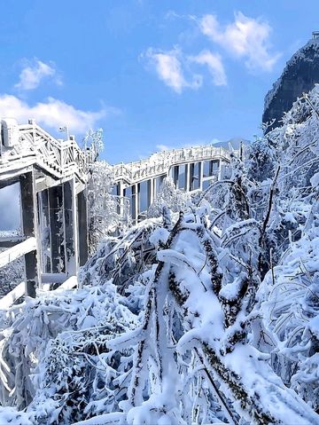 “The Snow Kingdom of Floating Peaks”