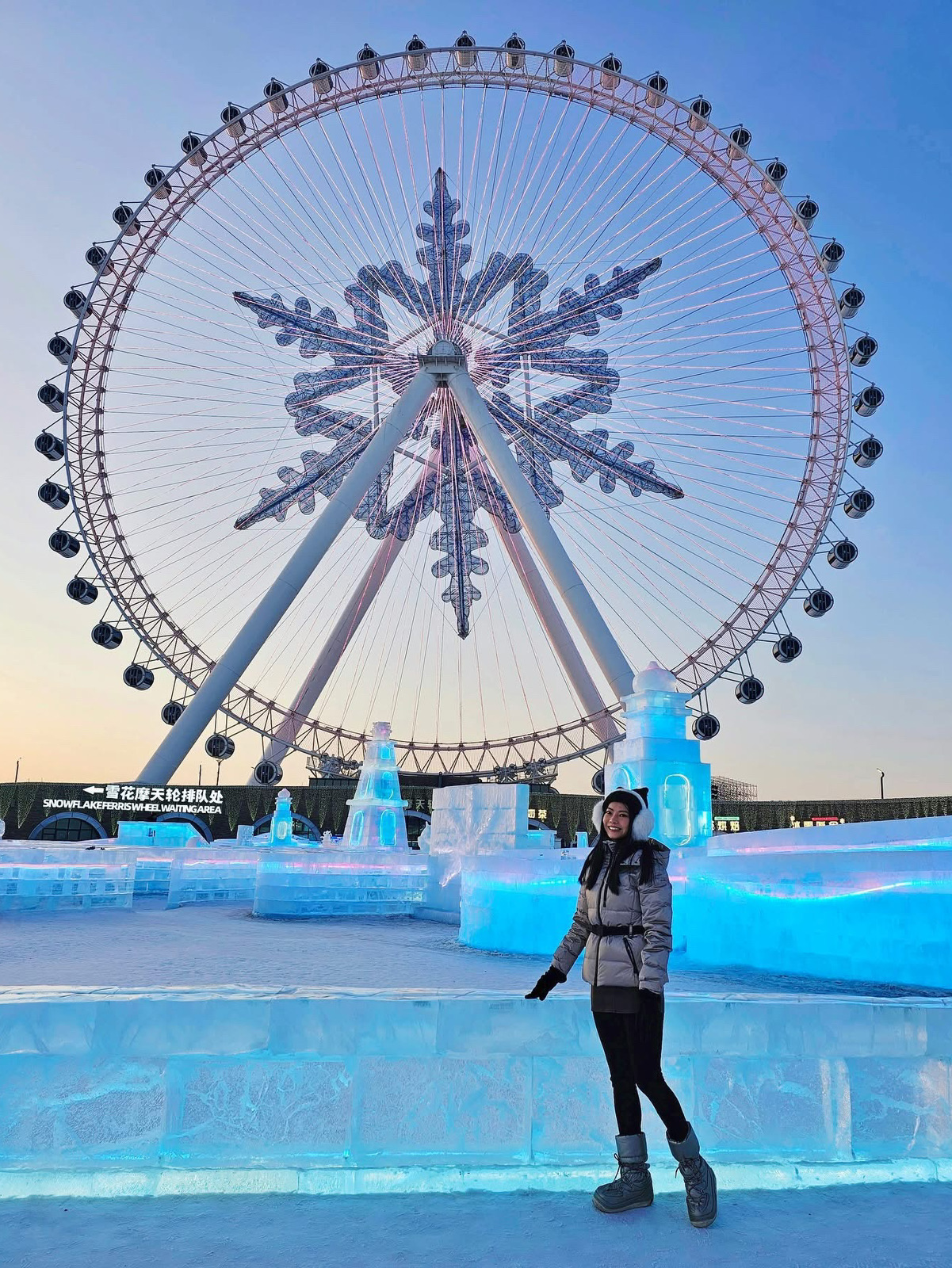 Harbin Ice and Snow World is a must-visit amusement park in winter! Every year from December to January, the whole of Harbin is immersed in the fantasy world of ice and snow. At night, the Ferris wheel and colorful lights are super shocking and enough to take pictures. Ice sculpture architecture, giant slides, light and shadow shows, both adults and children have a lot of fun. The transportation is very convenient. The subway leads directly to Songbei Avenue, so you don't have to worry about traveling.

Recommended tour routes:
It is recommended to stay one more day to experience from morning to night. There are fewer people in the morning, so you can slowly enjoy the ice sculpture works and take photos, and visit the Harbin Ice and Snow World Fantasy Ice and Snow Museum to feel the indoor ice and snow art. At noon, you can go to the park food area to replenish your energy and warm up with a hot winter drink. Make an appointment in the afternoon to play the giant slide. Remember to use the WeChat applet to queue up and make a reservation. You don't have to wait so long. Return to the park in the evening, the lights are the same as the ice statue wonderland at night, the Ferris wheel must be sat once to see the whole park night view.

Must-play items:
1. Giant Ice Slide - There is a designated queue system, make an early reservation without fear of missing
2. Ferris wheel - must-do photo under night lights, visual shock
3. Fantasy Ice and Snow Pavilion – an indoor ice and snow exhibition for those who don’t want to be cold for too long
4. Light and shadow show - evening venue, feels fantastic, super suitable for photography

Check-in spot:
- Ferris wheel night view
- Giant ice sculpture (with world-class ice architecture, different designs every year)
-Lighted corridors and ice skating areas
- Architectural visions illuminated by various fantastic lights

Attraction tips:
1. Tickets are recommended to be purchased in advance using trip.com or WeChat applet to reduce queue time on site
2. Access to the park is best to visit from late November to January, February depending on the weather, some facilities may be closed due to melting ice and snow
3. Equipment must be worn thick enough, down jacket/thick jacket, socks, hat, gloves, snow boots are recommended for easy activity and warmth
4. The hot drinks in the garden are really delicious, you can try more specialty drinks
5. There are restaurants in the scenic area
6. A day is basically enough, no need for a guide, it is very convenient to walk on your own

Notes:
- The park is more crowded, especially on weekend evenings, and it is recommended to avoid peak periods
- It is not advisable to bring too many handbags or large items for outdoor movement
- Pay attention to the battery of your phone, it is easy to run out of power in cold weather, it is recommended to bring a power bank

Harbin Ice and Snow World is not only a photo spot, but also a great place to experience the northern winter style and ice and snow art. It is definitely worth a visit!

Topic: #Harbin Ice and Snow World #Ice Sculpture Architecture #Ferris Wheel Night View #Winter Photo #Northern Travel