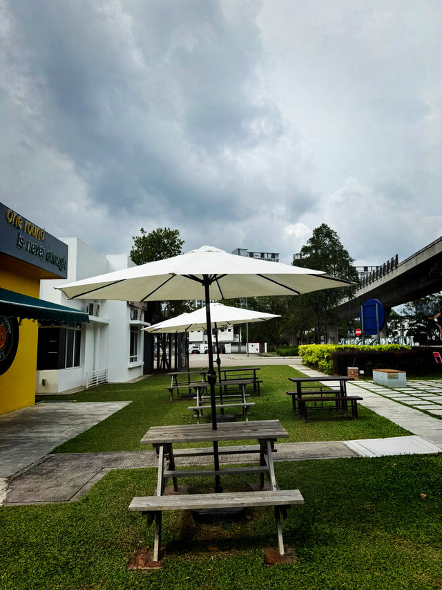 The Park’s Chill Spot!🌳 