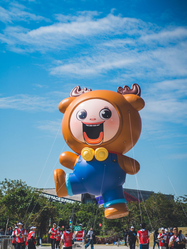 好得意呀！20個人氣角色空降西九🎈全港首個IP氣球巡遊！  今次安排得好順利，每隻IP公仔都有15個人係下面保持公仔平衡，就算有風都可以適時調節方向高低！有興趣嘅朋友起得Mark定12月28日嚟西九