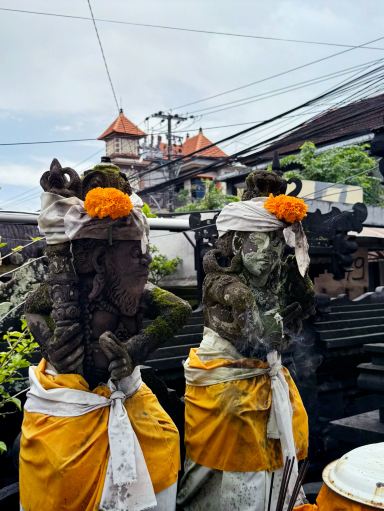 バリ島の像がチェック柄の布を身に着けている理由 | Trip.com バリ島