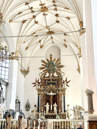 光の器へ コペンハーゲンのラウンドタワーに寄り添う白と金の神殿