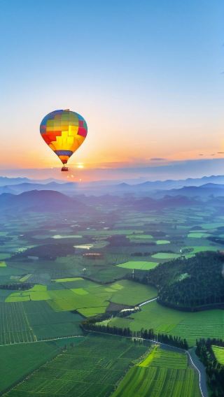 Staying in the office comfort zone for too long breeds conservative thinking and actions, draining the courage to embrace challenges and causing the team to easily fall into a rut.