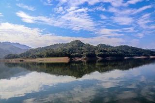 Finding Warmth in Companionship: A Riverside Journey to Zhelin Diwan