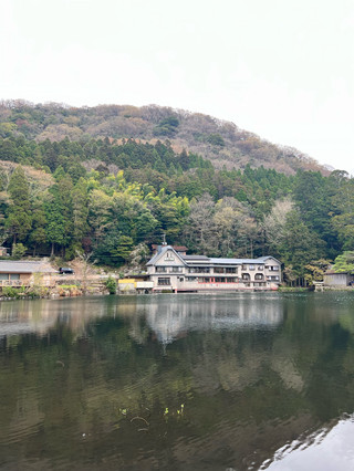 Yufuin: A Stroll Through Lake Kinrin and Yunotsubo Street â Two Unmissable Highlights
#AmateurTraveler
đż Relaxing Stroll in Yufuin
If you're in Yufuin and don't have much time, I recommend combining a stroll through Lake Kinrin (ééąćš) and Yunotsubo Street (暯ăŽĺŞčĄé). These two spots offer different atmospheres but are easily accessible for a leisurely walk.
đ Lake Kinrin (ééąćš)
A small lake surrounded by mountains and nature. The atmosphere is quite peaceful, perfect for scenic walks and photos, especially in the cool morning air. On some days, you can even see steam rising from the water's surface. This is a very charming scene đ
đď¸ Yunotsubo Street 暯ăŽĺŞčĄé
Walking back from the lake into Yunotsubo Street, the natural atmosphere changes into a shopping street full of snack shops, souvenir shops, cafes, and local food. You can stroll along, sampling things as you please, without much planning.
đ¸ Recommended Time to Visit
Spring is especially beautiful in Yufuin, particularly on cherry blossom days. You'll get views of the lake, the small town, and the mountains in a full Japanese atmosphere.
đĄ Tips
It's recommended to start your trip in the morning at Lake Kinrin, then walk to Yunotsubo Street in the late morning. This allows for a quieter atmosphere and more leisurely sightseeing and eating during the daytime.
đˇ Note: All photos were taken by myself.
#Yufuin #LakeKinrin #YunotsuboStreet #Kyushu #JapanTravel #Sakura #AmateurTraveler #DiscountsWithoutLuck