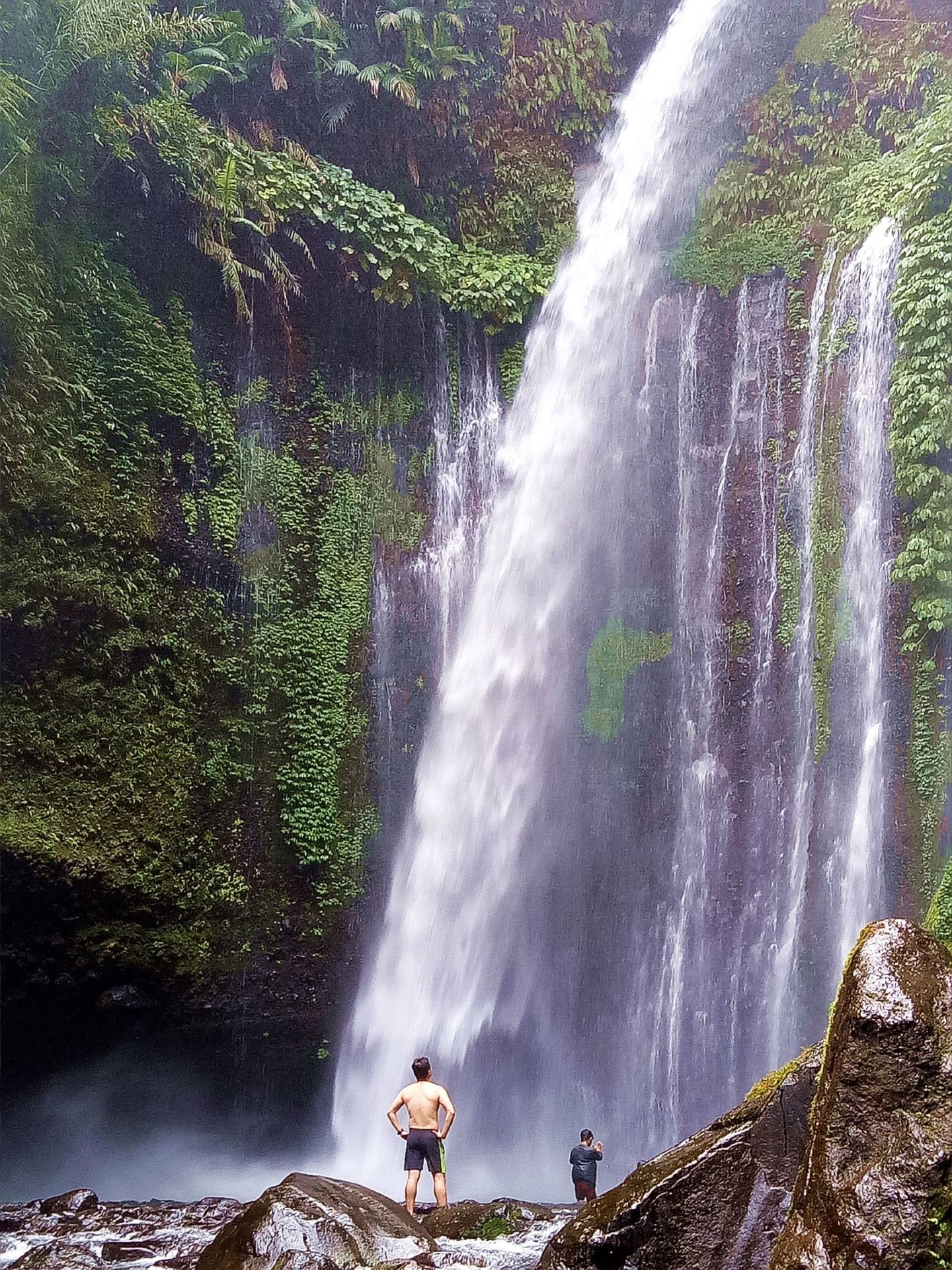 🌊【Lombok, Indonesia】Chuyến đi bộ đường dài Rinjani (Tập bổ sung): Tạm biệt tro núi lửa! Một kỳ quan thác nước tự nhiên được hình thành từ tro bụi 💦🌿