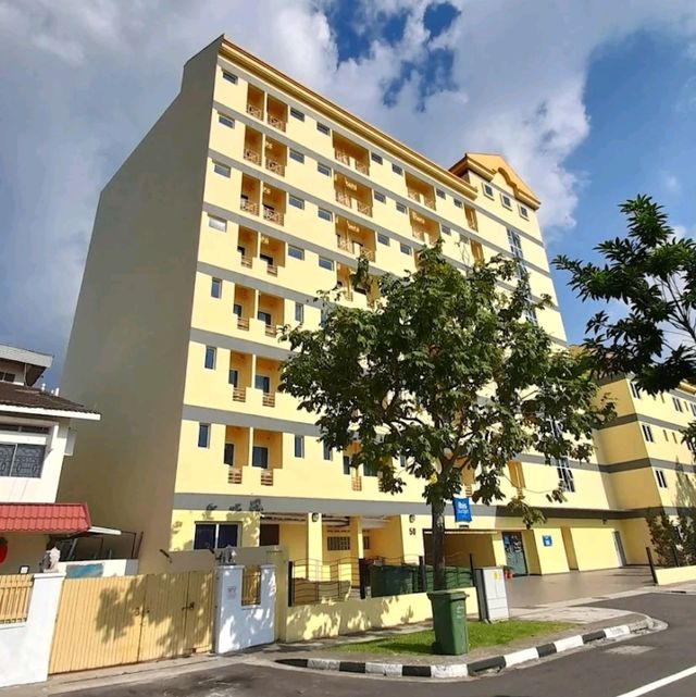 “Clean Comfort & City Access in Compact Style”
