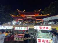 白天的茶樓、夜晚的酒吧、九眼橋酒吧街的節奏