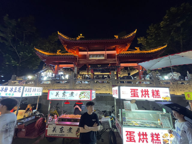 白天的茶樓、夜晚的酒吧、九眼橋酒吧街的節奏
