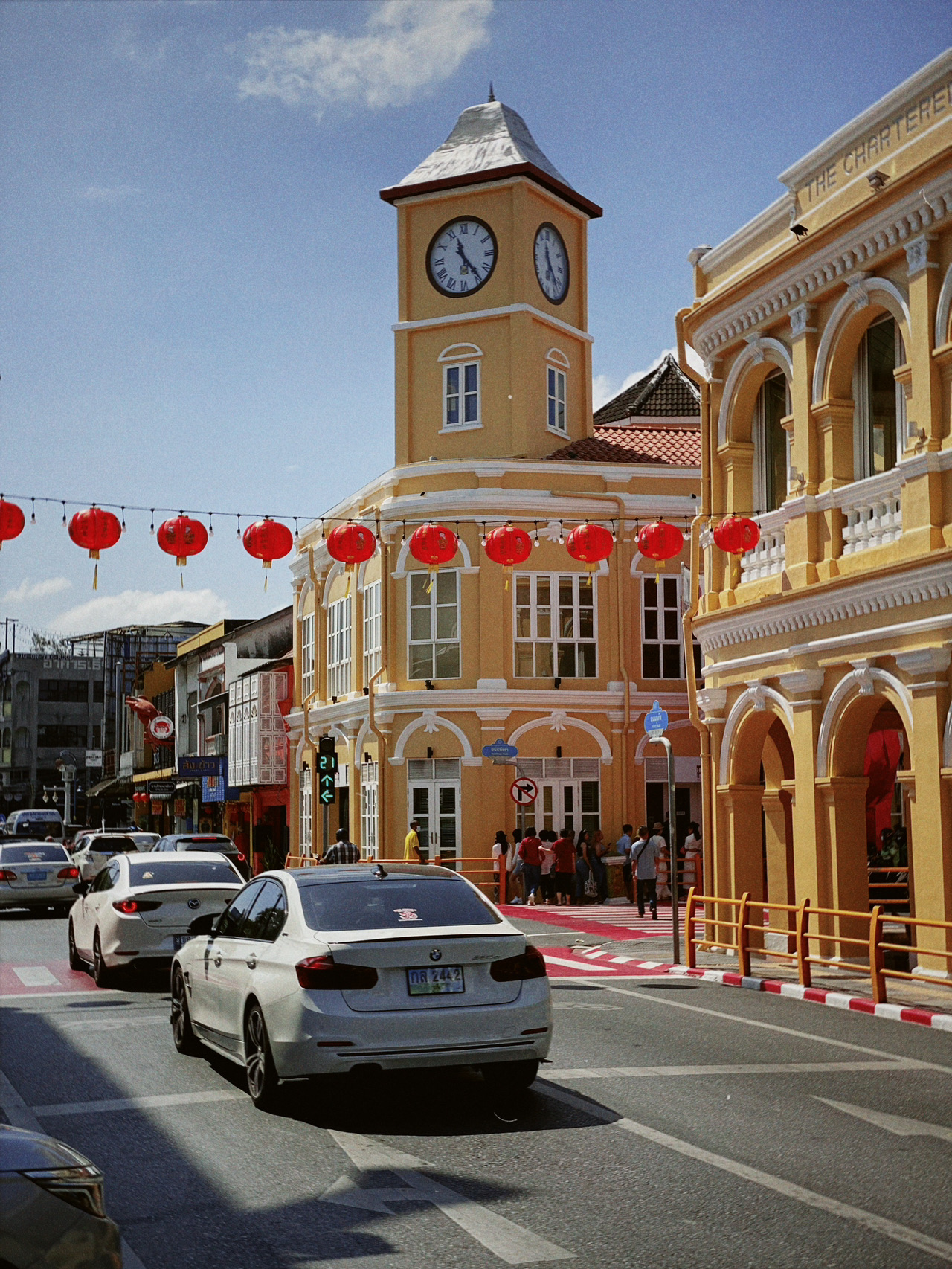 In my opinion, Phuket is one of the most overrated tourist destinations in the world. 🏝️
I found neither love nor peace there: the endless traffic, high prices, and unequipped beaches were a real shock.
But there was one thing that truly delighted me: the island's capital. Its colonial architecture is incredibly atmospheric and seems to transport you to another era. 🌿🏛️
#Phuket #Thailand #TravelNotes #HonestReview #TripMoments #AsiaTravel