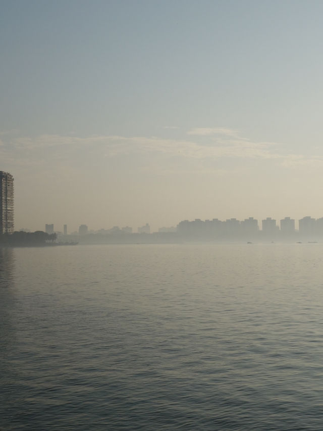 Marine Drive: A Stunning View of Mumbai’s Skyline