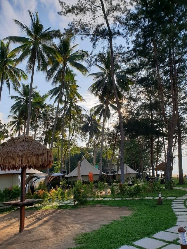 “Roxy Beach Resort: Sarawak’s Serene Seaside Escape”