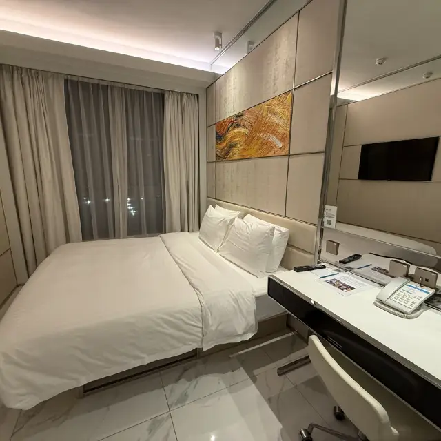 Early Flight From Hong Kong? Stay With Regala - FREE Airport Shuttle 😁🤩🚐