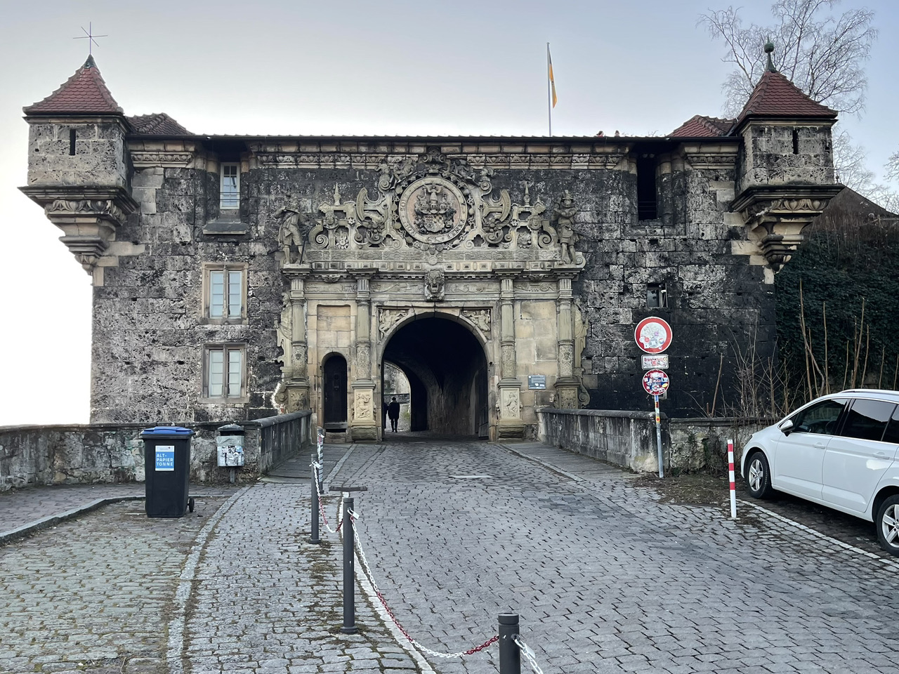 Hohentübingen Castle (Schloss Hohentübingen), located on a hill north of the old town of Tübingen in Baden-Württemberg, Germany, is a landmark overlooking the entire ancient city. Construction of the castle began in the 11th century, and it was rebuilt in the 16th century by the Duke of Württemberg into a Renaissance-style palace. It still retains its majestic gates, four round towers, and spacious courtyards. Today, the castle belongs to the University of Tübingen and houses a university museum and a museum of ancient culture, containing a large collection of archaeological artifacts, including the world-famous Ice Age ivory carving of the "Lion-Man." In 1869, scientist Michael first discovered "nucleotides," later confirmed as DNA, in the castle's laboratory, making it one of the important birthplaces of modern molecular biology. From the castle's viewing platform, one can enjoy panoramic views of the Neckar River, the red-tiled old town, and the distant Swabian hills. Hohentübingen Castle, a blend of history, art, archaeology, and science, is one of Tübingen's most worthwhile attractions.